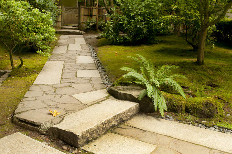 Lepa kamena staza vodi do glavne kapije imanja i omogućava lakše kretanje kroz dvorište